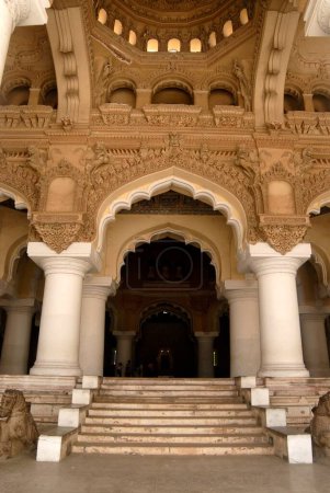 Stufen und riesige Säulen am Eingang der Haupthalle des Thirumalai Nayak (Naick) -Palastes, der 1636 im indo-sarazenischen Stil auf Madurai erbaut wurde; Tamil Nadu; Indien