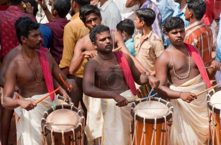 Téléchargez les photos : Musiciens jouant de la batterie jendai, Kerala, Inde - en image libre de droit