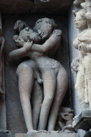 Téléchargez les photos : Gravure sur pierre érotique sur le temple de Lakshmana, Khajuraho, Madhya Pradesh, Inde, Asie - en image libre de droit