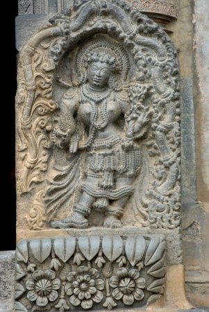 Téléchargez les photos : Figure féminine sculptée dans la pierre au temple Channakesava Vishnu ; Belur ; district Hassan ; Karnataka ; Inde - en image libre de droit