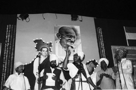 Téléchargez les photos : Vieux millésime indien années 1980 noir et blanc bollywood cinéma hindi film acteur, Inde, Rajiv Gandhi, Congrès Parti politique réunion - en image libre de droit