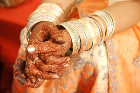 Téléchargez les photos : Gujarati indien fille a peint ses mains avec Mehndi et porté de nombreux bracelets sur son mariage, Inde - en image libre de droit