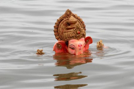 Foto de Inmersión del Señor Ganesh Ganpati en el agua; Girgaon Chowpatty; Bombay Mumbai; Maharashtra; India - Imagen libre de derechos