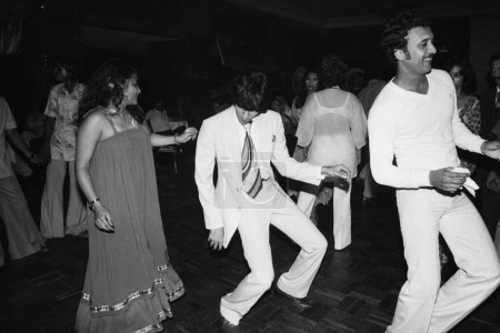 Téléchargez les photos : Vieux millésime indien années 1980 noir et blanc bollywood cinéma hindi film acteur, Inde, fête indienne de danse bollywood - en image libre de droit
