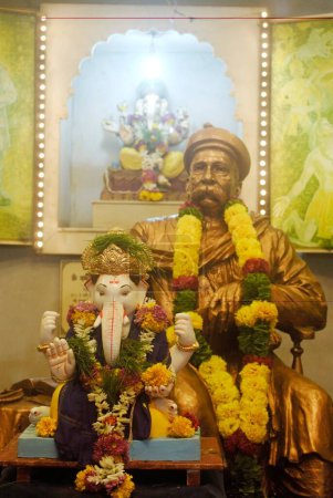 Statue von Lokmanya Tilak und Idol von Lord Ganesh gegründet von ihm im Jahr 1893; Ganapati Festival; Kesari Ganeshostav fünfte zu Ehren in Pune; Maharashtra; Indien