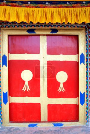 Foto de Puerta de madera pintada; Ravangla; Sikkim; India - Imagen libre de derechos