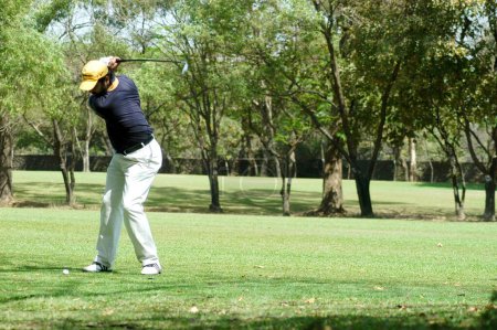 Téléchargez les photos : Golfeur jouant au golf au BPGC (Bombay Presidency Golf Club) ; Chembur ; Bombay Mumbai ; Maharashtra ; Inde - en image libre de droit