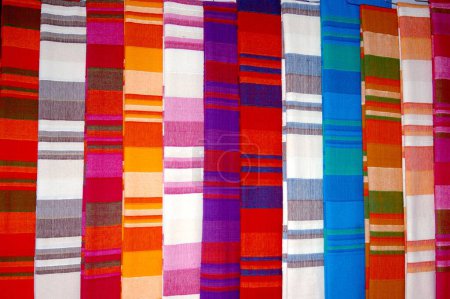 Téléchargez les photos : Tissu indien conçoit des motifs en tissu Readymade Vêtement - en image libre de droit