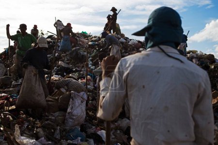 Foto de Vertedero de basura, anlong pi, siem reap, cambodia - Imagen libre de derechos