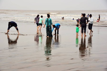 Téléchargez les photos : Touristes profitant de la plage d'Ubharat, Navsari, Gujarat, Inde, Asie - en image libre de droit