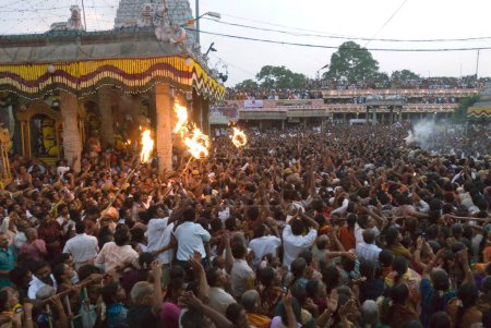 Foto de Celebración del festival Karthigai Deepam en el templo de Arunachaleshwara, Thiruvannamalai, Tamil Nadu, India - Imagen libre de derechos