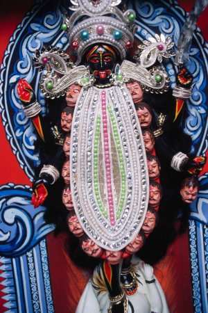 Téléchargez les photos : Déesse de l'Inde, Idol image Déesse Kali ou déesse Durga Pooja puja festival Hommage à la procession de la déesse mère - en image libre de droit