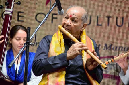 Foto de Pandit Hariprasad Chaurasia, director musical indio, flautista clásico indio, evento cultural, Mumbai, India, 14 de mayo de 2017 - Imagen libre de derechos