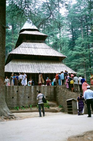 Téléchargez les photos : Temple Manali avec touriste dans l'Himachal Pradesh, Inde - en image libre de droit