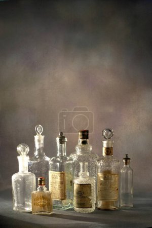 Téléchargez les photos : Art classique verre travaille bouteille avec fond abstrait - en image libre de droit