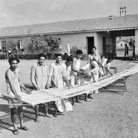 Téléchargez les photos : Vieux millésime 1900 noir et blanc image de filature de fil de coton processus manuellement Inde Années 1940 - en image libre de droit