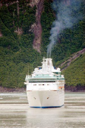 Kreuzfahrtschiff am Hubbard-Gletscher; der längste Gezeitenwassergletscher in Alaska; Saint-Elias-Nationalpark; Ernüchterungsbucht; Alaska; USA Vereinigte Staaten von Amerika