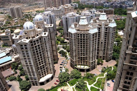 Foto de Edificios de gran altura en el nuevo complejo Hiranandani, Powai Mumbai bombay, Maharashtra, India - Imagen libre de derechos