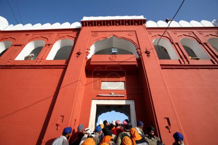 Foto de Devotos en la entrada de los fuertes de Anandgarh durante la celebración de Hola Mohalla en el distrito de Anandpur Sahib Rupnagar, Punjab, India - Imagen libre de derechos