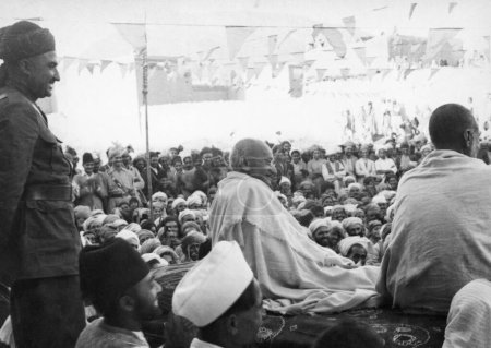 Téléchargez les photos : Mahatma Gandhi s'entretient avec Khan Abdul Gaffar Khan lors de sa visite dans les provinces frontalières du Nord-Ouest en Afghanistan, octobre 1938 - en image libre de droit
