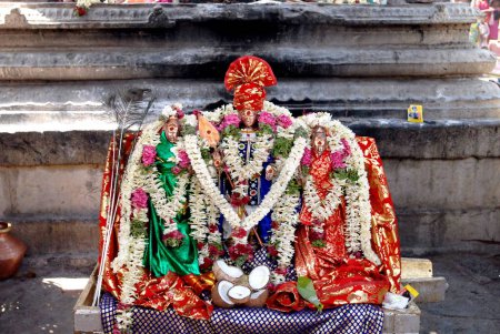 Téléchargez les photos : Déité ourchava ; Muthukuraswamy du temple Periyanayaki assis sur l'Adivaram (pied de la colline) ; Palani ; Tamil Nadu ; Inde - en image libre de droit