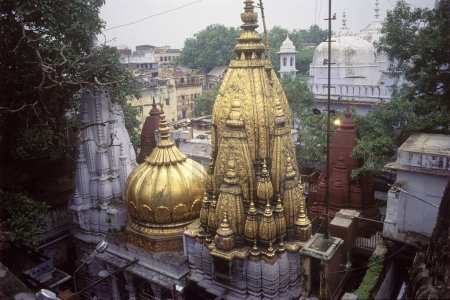 Téléchargez les photos : Temple Kashi Vishwanath, Banaras, Uttar Pradesh, Inde - en image libre de droit