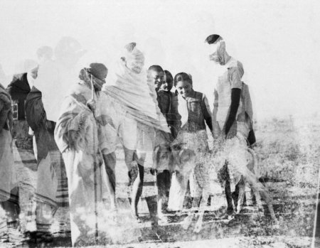 Foto de Abha Gandhi, de pie junto a Mahatma Gandhi, acariciando a un ternero joven en el Ashram Sevagram, 1941, Balwant Singh - Imagen libre de derechos