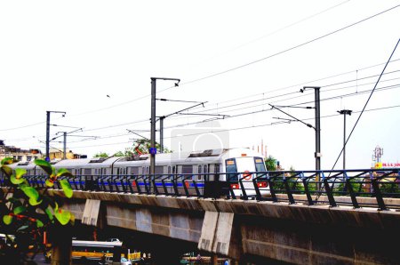 Foto de Metro de tren en el puente en el cruce de la carretera de Panchkuan; Nueva Delhi; India - Imagen libre de derechos