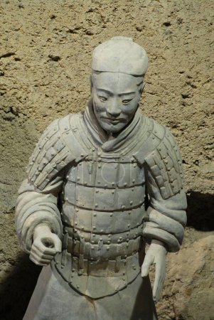 Téléchargez les photos : Statues de guerriers en terre cuite dans la fosse 3 ; armée en terre cuite ; dynastie Qin ; Xian ; Chine - en image libre de droit