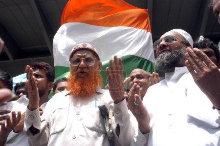 Téléchargez les photos : Membres des communautés minoritaires musulmans priant pour les morts et blessés dans l'explosion au bazar de Zaveri dans la zone occupée de Kalbadevi, Bombay Mumbai, Maharashtra, Inde, le 26 août 2003 - en image libre de droit