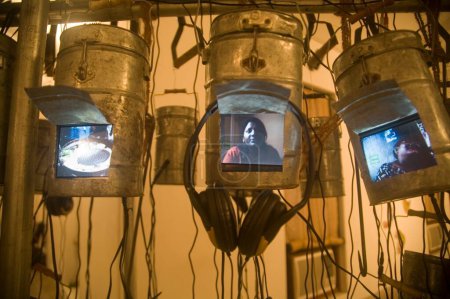Téléchargez les photos : Film jouant dans une boîte à lunch installée ; Ghost Transmemoir ; exposition de l'artiste indien contemporain Bose Krishnamachari ; Bombay Mumbai ; Maharashtra ; Inde - en image libre de droit