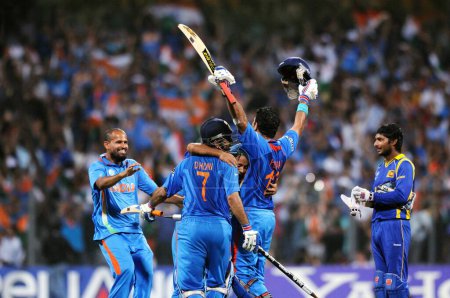 Foto de Jugadores de cricket indios celebran después de vencer a Sri Lanka durante el partido final de la Copa Mundial de Cricket de la CCI 2011 en el Estadio Wankhede en Mumbai el 2 de abril de 2011 India venció a Sri Lanka por seis wickets - Imagen libre de derechos