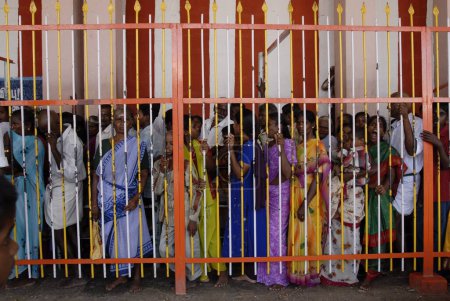 Foto de Cola de personas esperando darshan, Palani, Tamil Nadu, India - Imagen libre de derechos