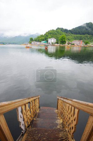 Foto de Escaleras de casa flotante en dal lake, Srinagar, Jammu y Cachemira, India - Imagen libre de derechos