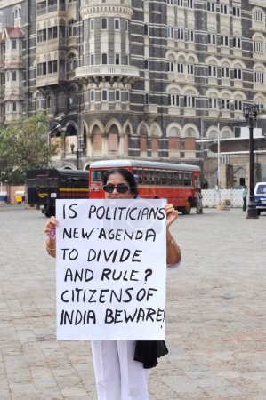 Téléchargez les photos : Manifestation avec banderole devant l'hôtel Taj Mahal, après l'attaque terroriste de Deccan Moudjahidine le 26 novembre 2008 à Bombay Mumbai, Maharashtra, Inde - en image libre de droit