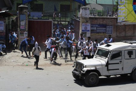 Téléchargez les photos : Les étudiants du Cachemire protestent en lançant une pierre sur la jeep de la police, Sopore, Cachemire, Inde, Asie - en image libre de droit