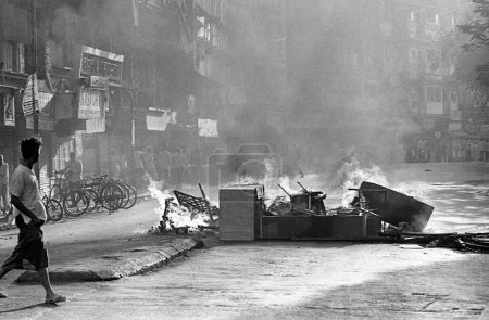 Foto de Los manifestantes incendiaron el camino después de que los fundamentalistas religiosos demolieran el Babri Masjid en Ayodhya en Uttar Pradesh el 6 de diciembre de 1992. Los disturbios continuaron hasta enero de 1993 en Bombay, Bombay Mumbai, Maharashtra, India. - Imagen libre de derechos