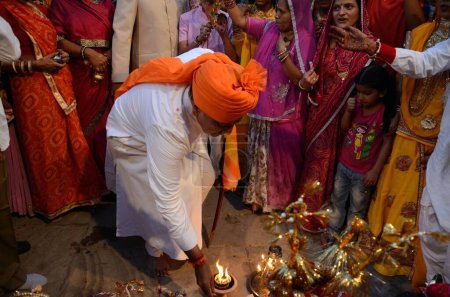 Téléchargez les photos : Gaj Singh performer aarti gangaur festival jodhpur rajasthan, Inde, Asie - en image libre de droit
