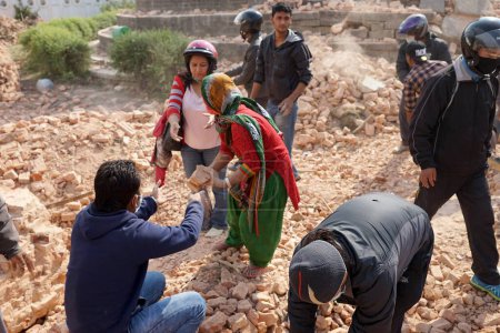 Téléchargez les photos : Personnes recherchant des cadavres base de dharahara, kathmandu, nepal, asia - en image libre de droit