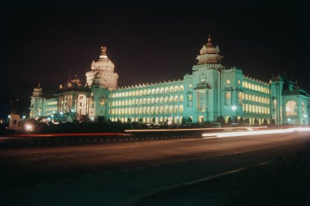 Téléchargez les photos : Bâtiment lumineux Vidhana Soudha la nuit, Bangalore, Karnataka, Inde, Asie - en image libre de droit