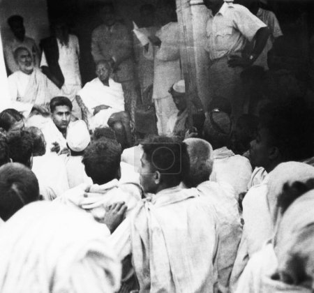 Téléchargez les photos : Mahatma Gandhi et Khan Abdul Gaffar Khan lors d'une réunion publique dans les zones touchées par les émeutes du Bihar ; 1947 ; Inde - en image libre de droit