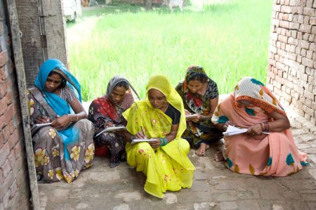 Foto de Mujeres estudiando uttar pradesh India Asia - Imagen libre de derechos