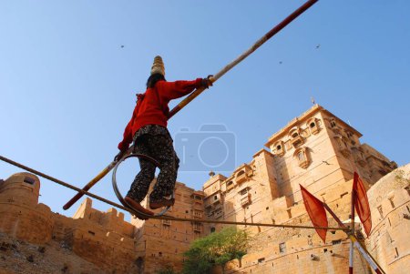 Foto de Chica realizando acrobat en cuerda, Jaisalmer, Rajasthan, India - Imagen libre de derechos