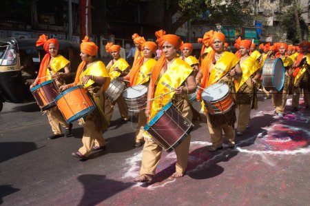 Téléchargez les photos : Femmes battant des tambours en procession du festival gudi padva ; Thane ; Maharashtra ; Inde 2010 - en image libre de droit