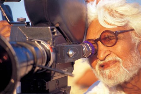 Foto de M F Hussain detrás de la cámara durante el rodaje de niño de película de pandharpur India Asia - Imagen libre de derechos