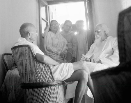 Foto de Mahatma Gandhi y Rabindranath Tagore en Shantiniketan, febrero de 1940, India NO MR - Imagen libre de derechos