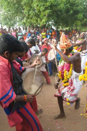 Téléchargez les photos : Samiyadi dieu homme pendant puravi eduppu festival, Venthanpatti, Pudukkottai, Tamil Nadu, Inde Août 2009 - en image libre de droit
