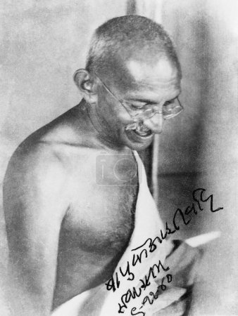 Foto de Retrato de Mahatma Gandhi firmado por él con las bendiciones de Bapu ke ashirwaad Bapus, Sevagram, 6 de noviembre de 1940 - Imagen libre de derechos