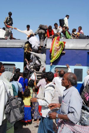 Téléchargez les photos : Personnes essayant de monter sur le toit du train sur la gare, Jodhpur, Rajasthan, Inde - en image libre de droit