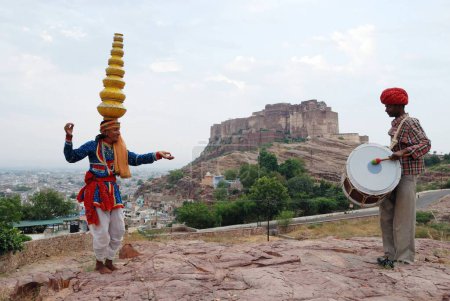 Téléchargez les photos : Artiste folklorique exécutant Bhavai Dance à Mehrangarh Fort Jodhpur Rajasthan Inde - en image libre de droit